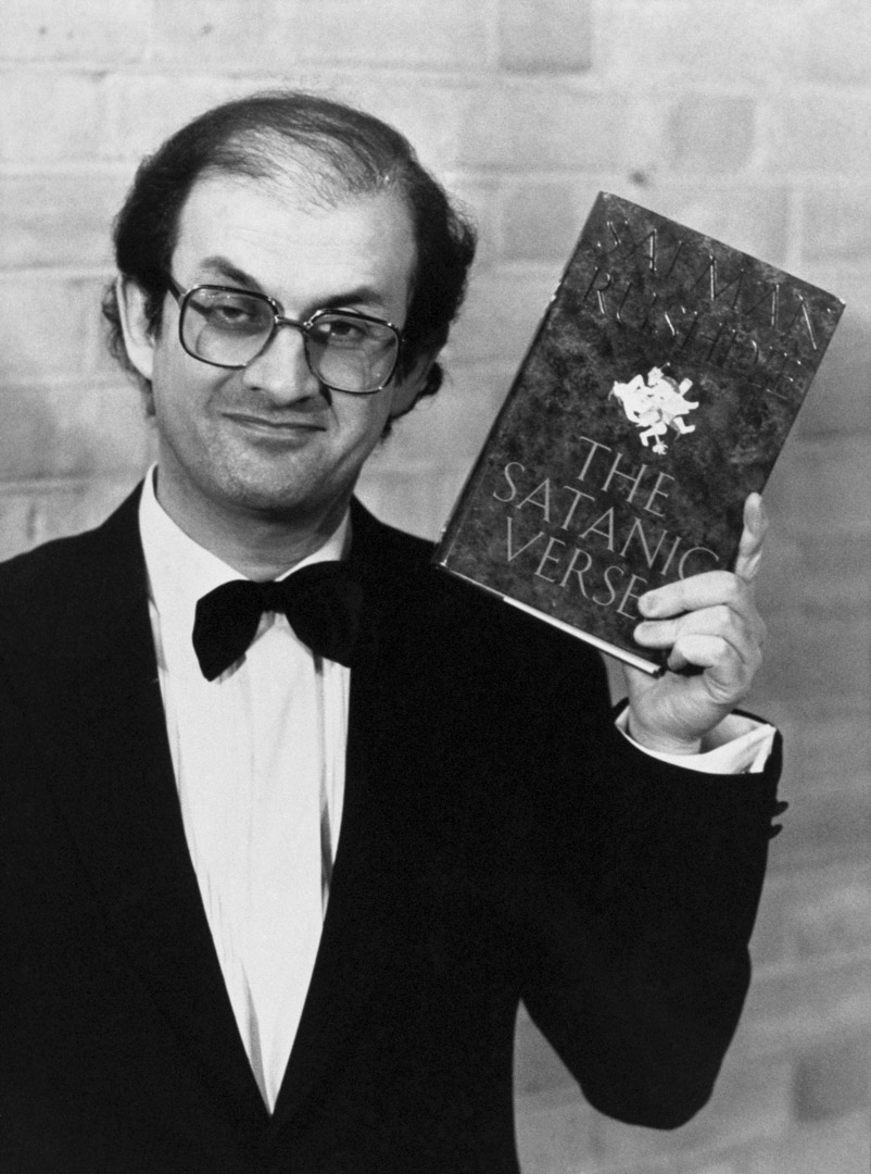 1989年2月14日,印度裔英國作家薩爾曼·拉什迪(Salman Rushdie)手持他於1988年出版的小說《撒旦詩篇》(The Satanic Verses)。