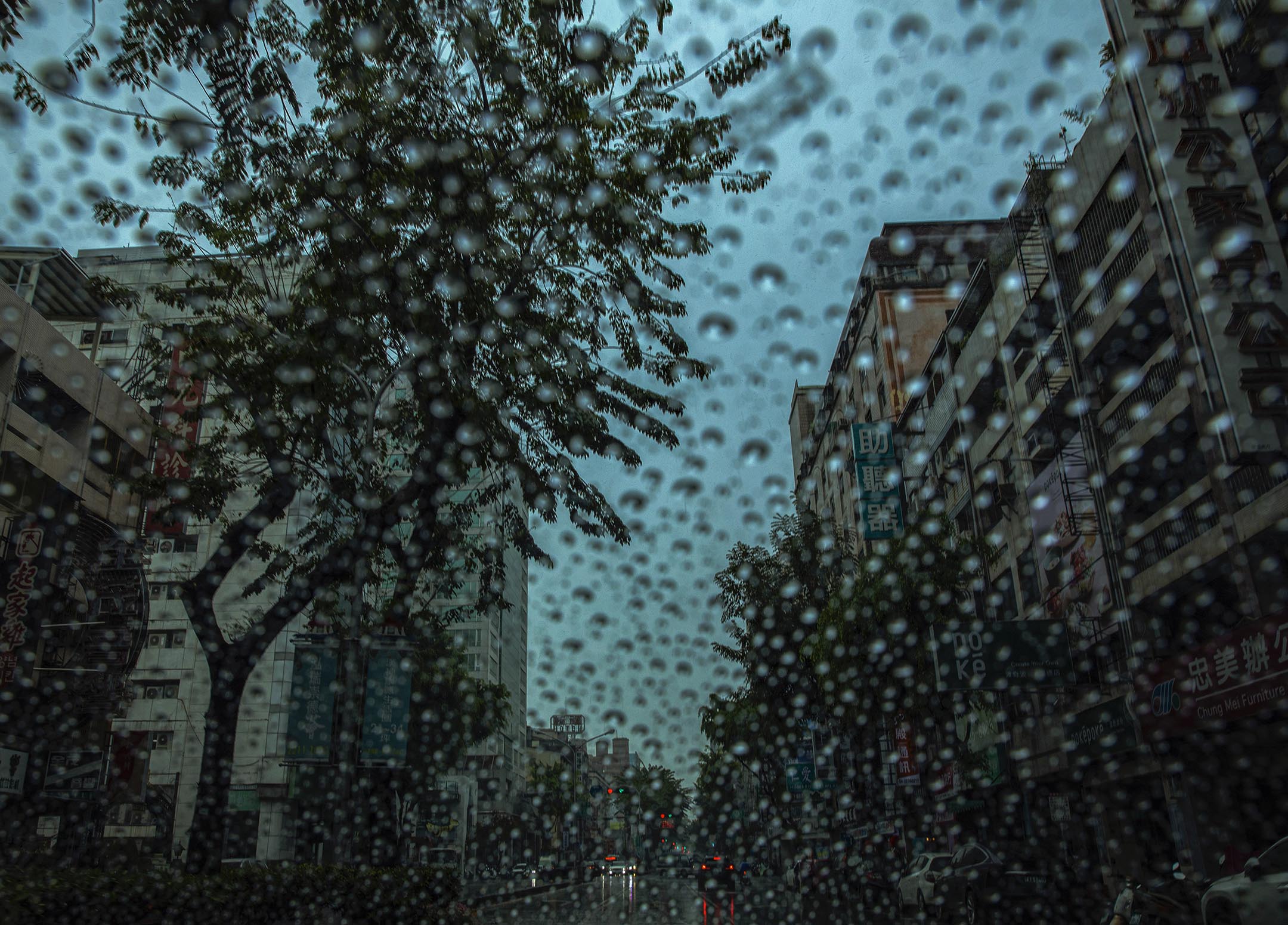 2022年,台中,雨打在車的玻璃。攝:陳焯煇/端傳媒