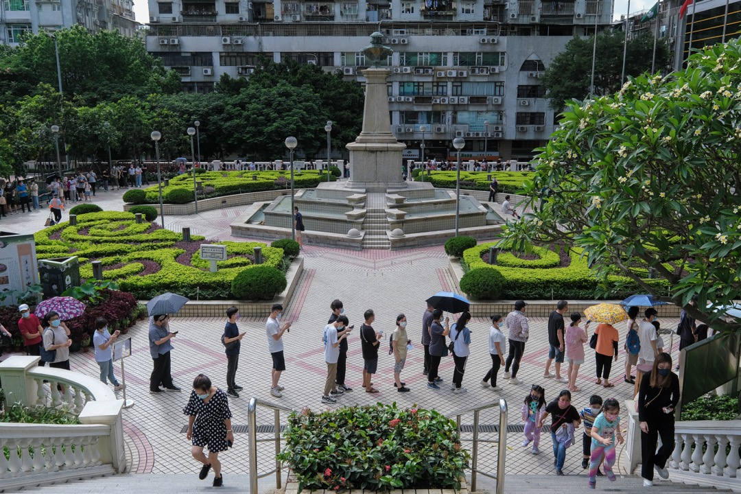 2022年6月22日,澳门新一轮疫情爆发,政府推行全民强检,塔石体育馆核酸检测站外出现人龙。