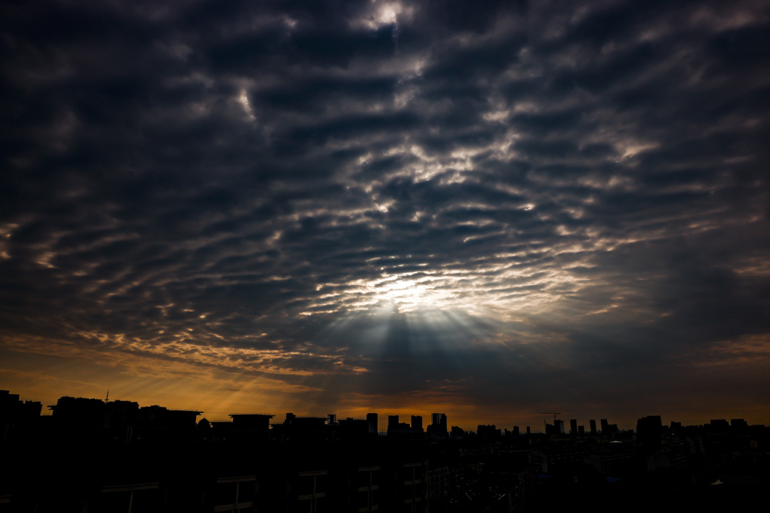 2022年6月30日，北京日出時的城市全景。