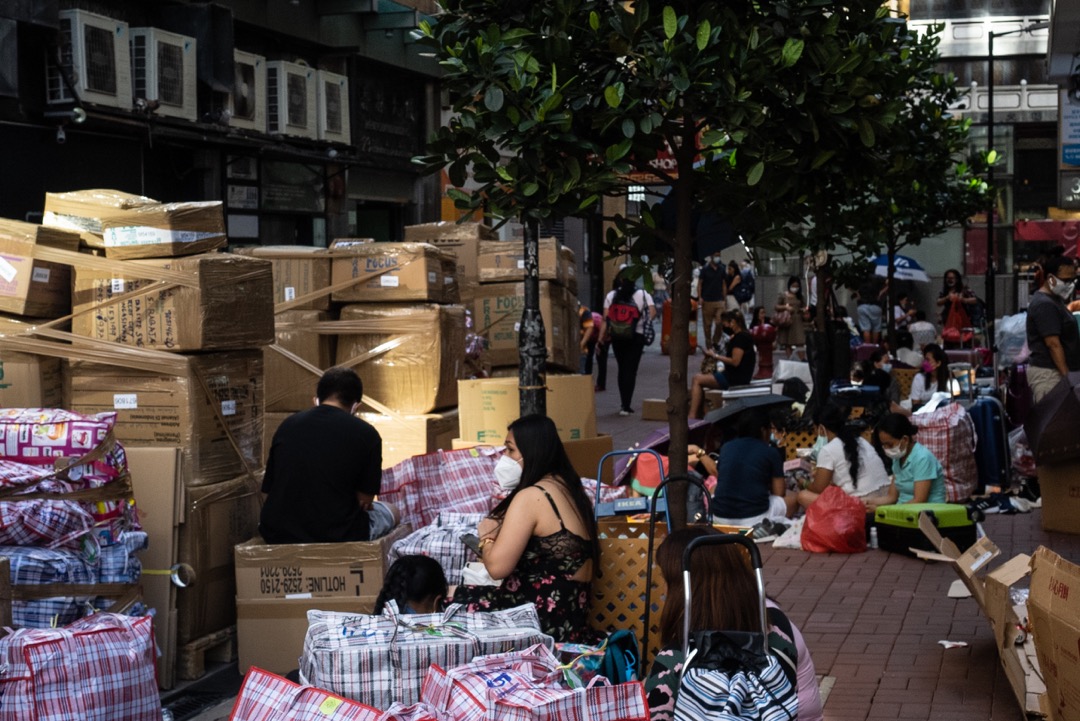 香港,中环区有多家户对户海运服务,每逢周日,大批移工会到这里寄衣服、食物、日用品等物件回家乡。