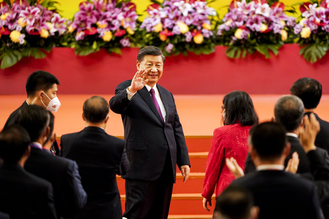 2022年7月1日,香港,中國國家主席習近平於特首李家超的宣誓就職儀式上向來賓揮手致意。