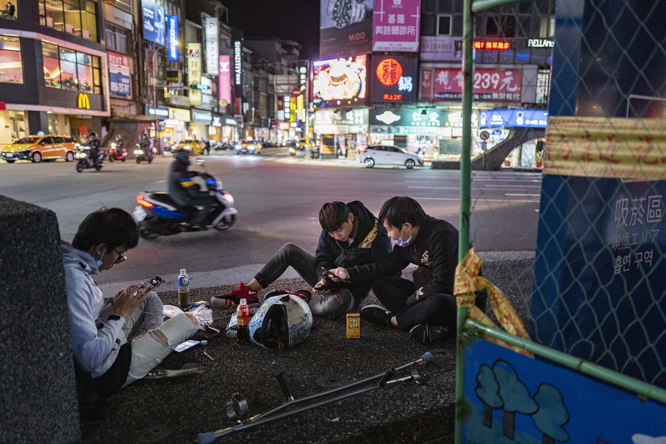 2021年11月10日,基隆,年轻人在街上聊天。