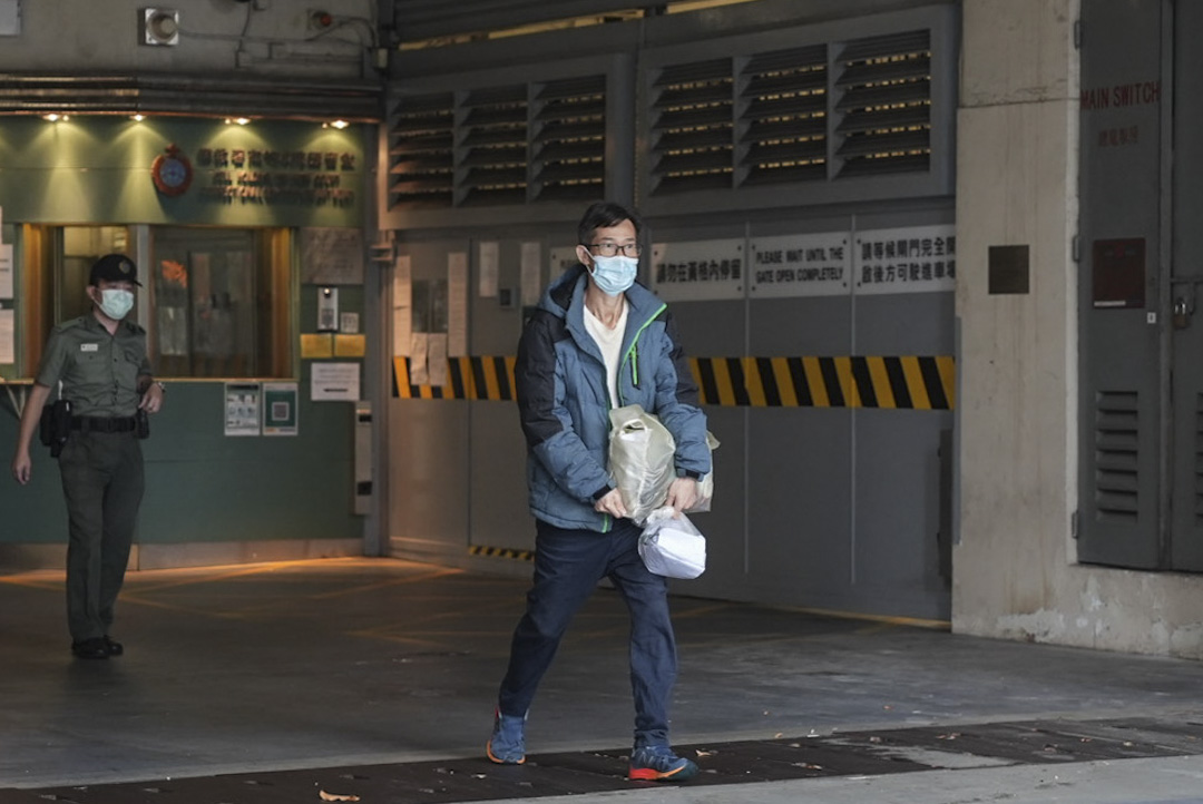 58 歲男士郭偉賢前年燒炭殺死患末期肺癌的太太,自首後表示是為了減輕她的痛楚而犯案。他早前承認一項誤殺罪,高院法官黃崇厚形容案件是悲劇,認為要寬宏處理,判 12 個月感化令。