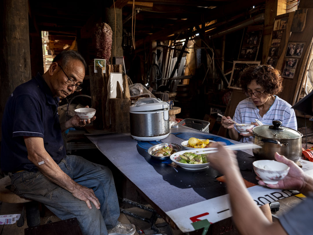 每天,王美嬌給五哥王鴻權和伙記煮飯。她看着五哥兩個月來疲於奔命,「阿哥好亂,不甘心是一定。人生起起落落,有今日的成就不是一朝一夕,現在卻變一時過眼雲煙。」