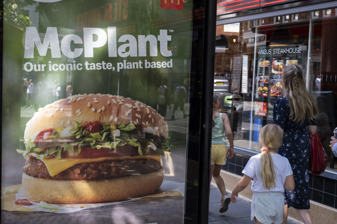 2022年7月11日,英國倫敦,麥當勞推出素食肉類漢堡 McPlant 的廣告。