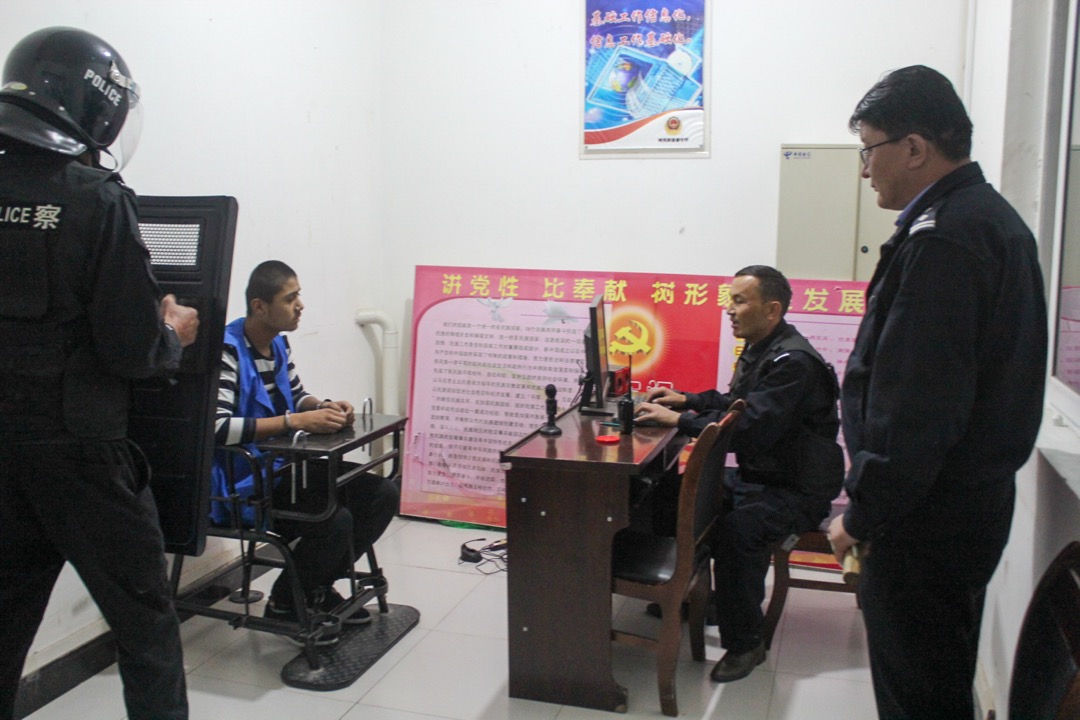 由Xinjiang Police Files取得的圖片,顯示2018年新疆特克斯縣拘留中心內的情況,估計為拘留中心內演習的情況。