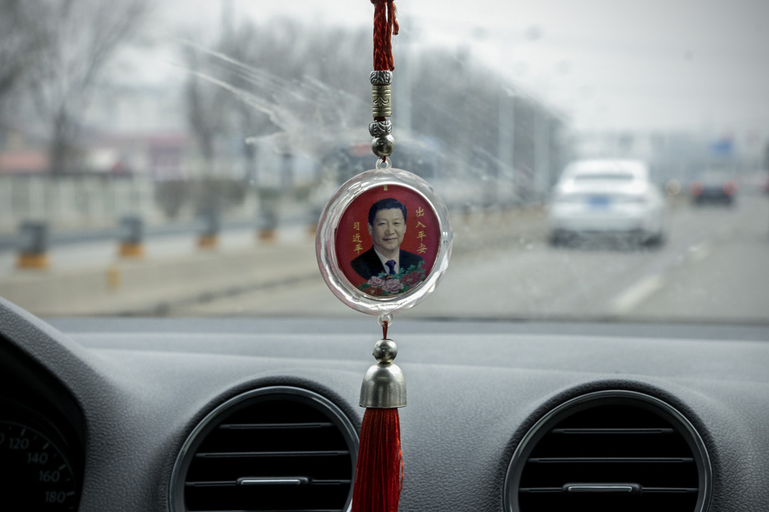 2022年3月24日,北京,中國國家主席習近平的肖像出現在一輛汽車內的幸運符上。攝:Andrea Verdelli/Getty Images