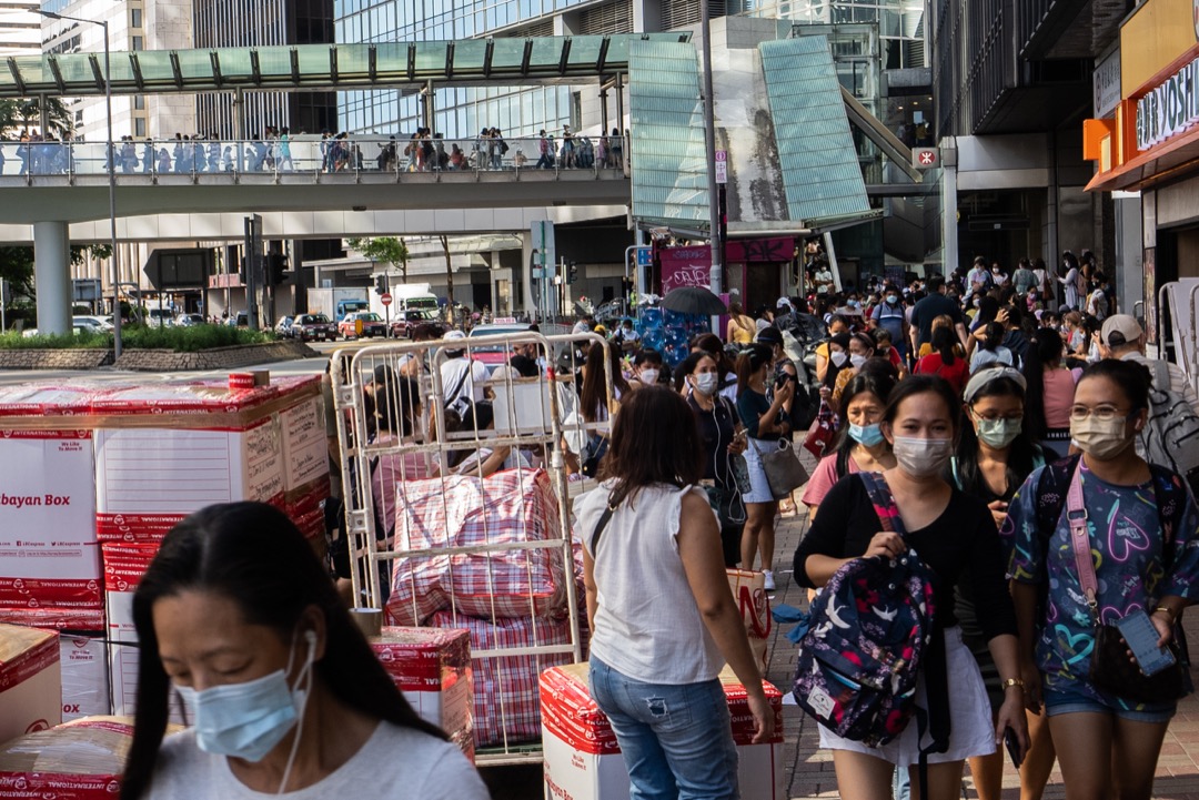 香港,每逢周日都会有移工中环的户对户海运服务公司安排寄件回家乡,路旁摆满预备海运的纸箱。