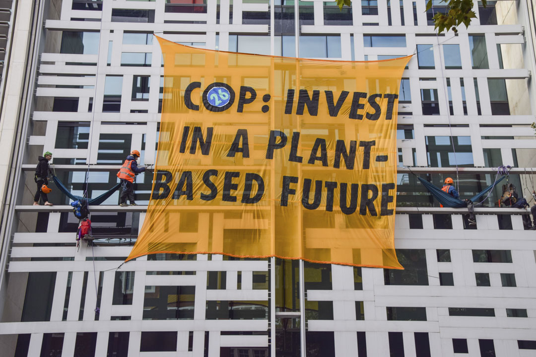2021年10月26日,環保人士在 COP26(氣候變化會議)舉行期間示威,呼籲英國政府停止補貼肉類行業並投資以植物為基礎的工業。