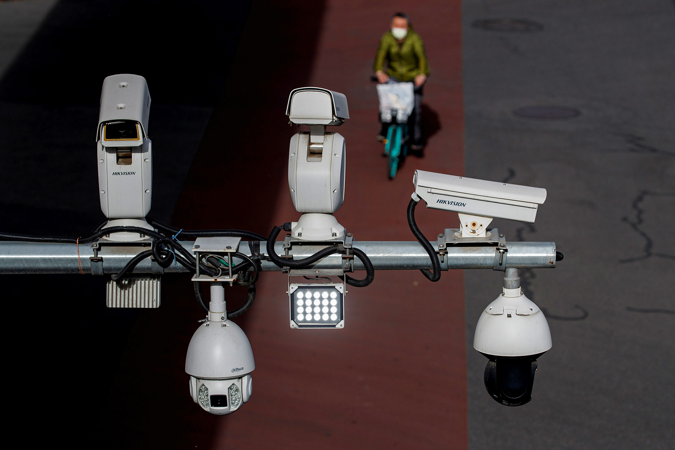 2020年5月11日,北京,一名男子騎車經過街道上的閉路電視。