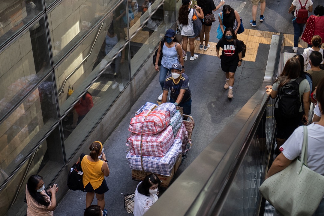 香港,一名男子在处理送往海运的物品。中环区有多家户对户海运服务,每逢周日,大批移工会到这里寄日用品等物件回家乡。