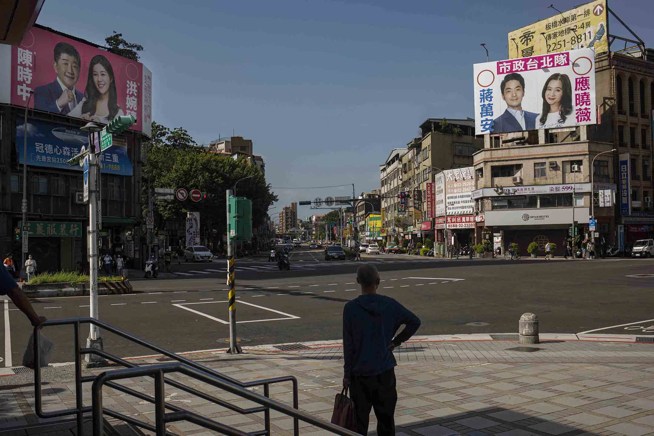 2022年9月11日,台北,台北市長候選人陳時中和蔣萬安的宣傳海報。
