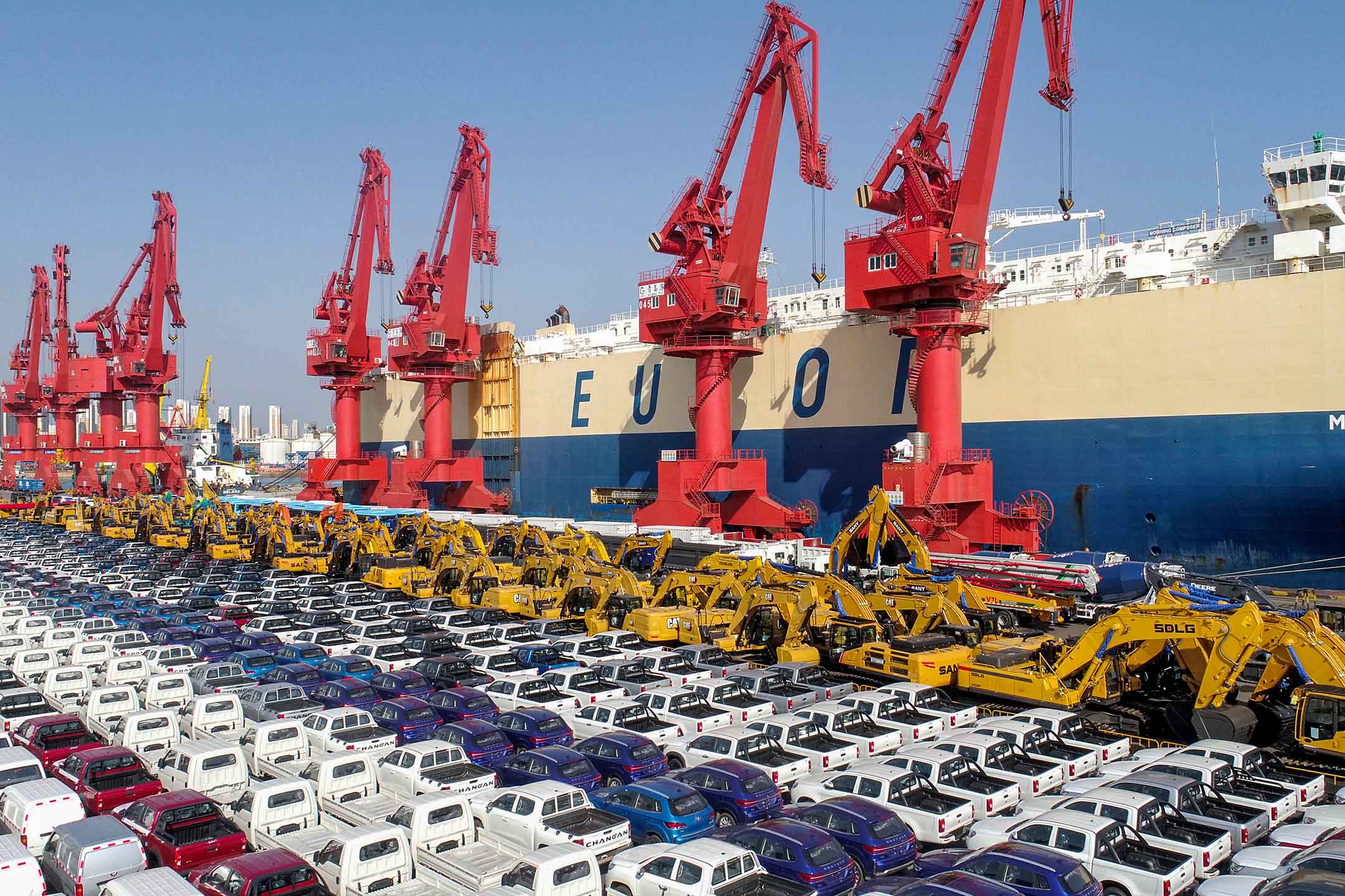 2022年6月5日,山东省青岛的船厂,排列著出口到非洲的新车。