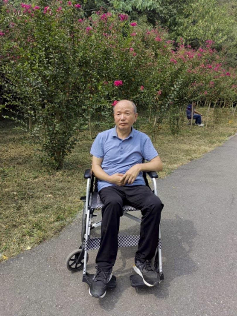 曾經健康靈活的李建利,至今不願意接受要坐輪椅的現實。
