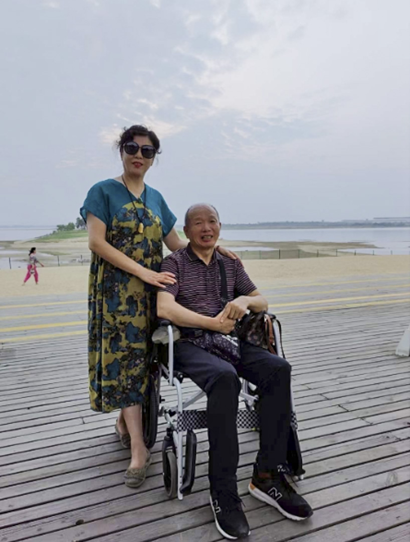 2022年9月,王菊玲陪着丈夫外出散心。