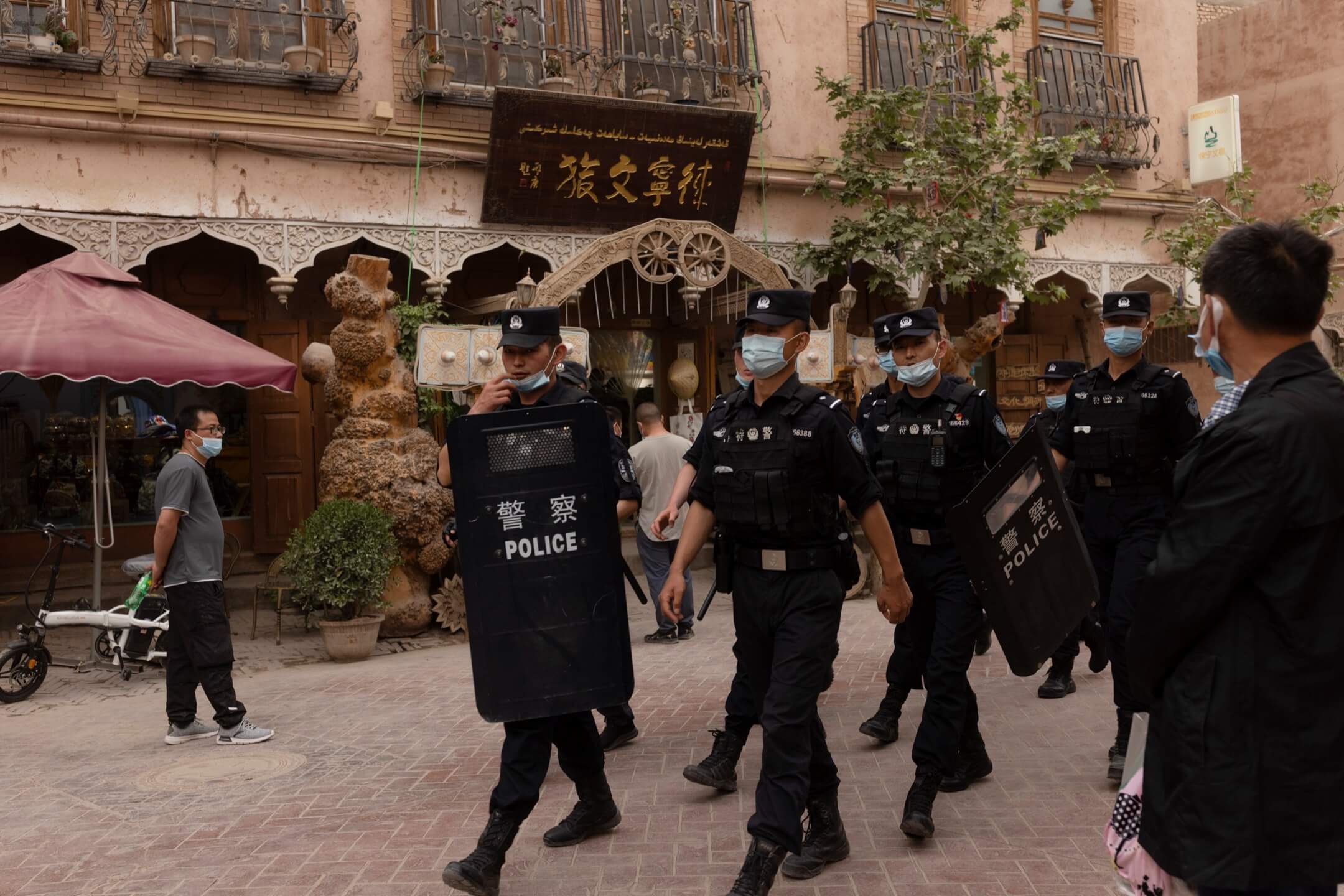 2021年5月4日,新疆喀什市,一批持盾的警員在市內巡邏。攝:Thomas Peter/Reuters/達志影像