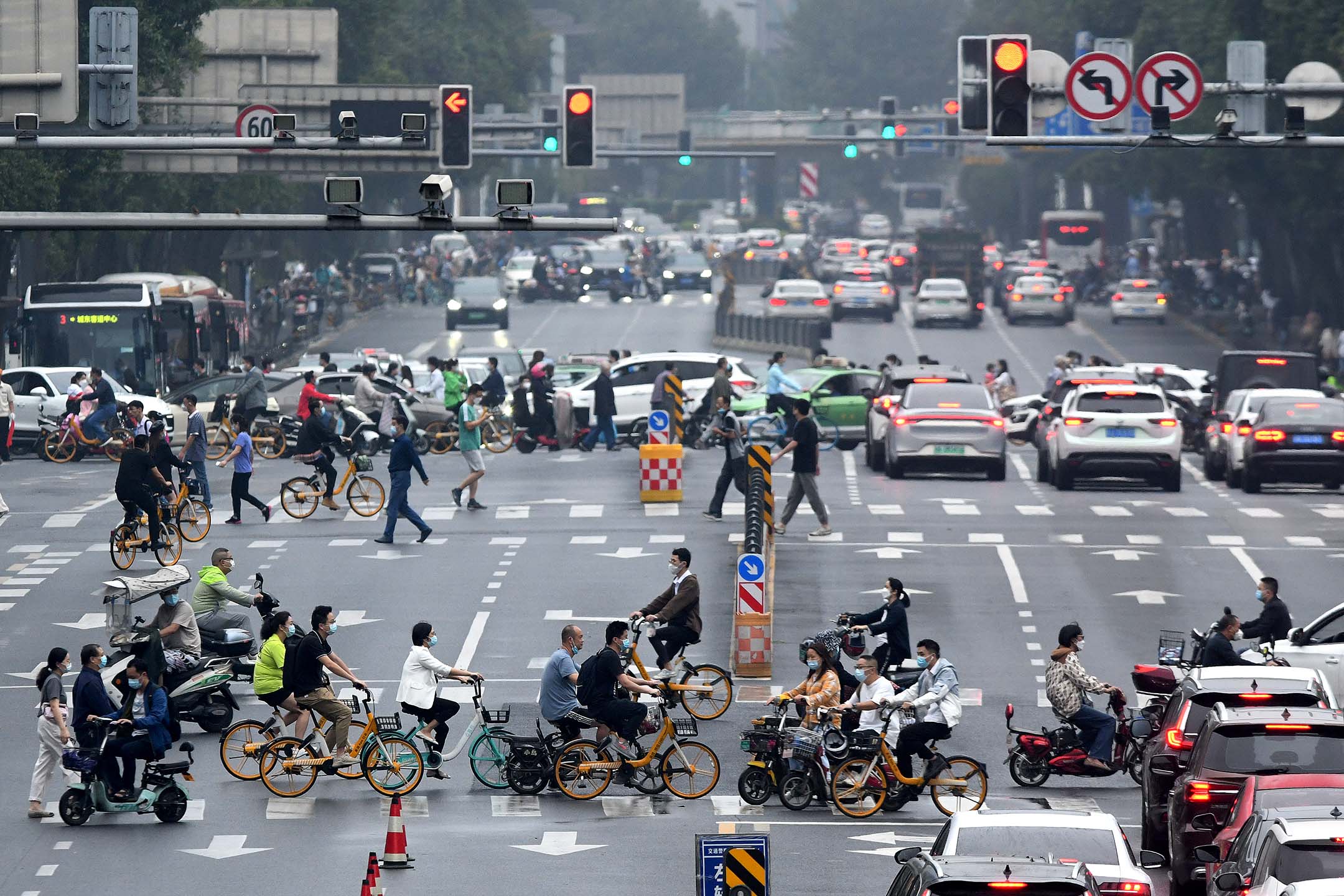 2022年9月19日,四川省成都,汽車在路上行駛。