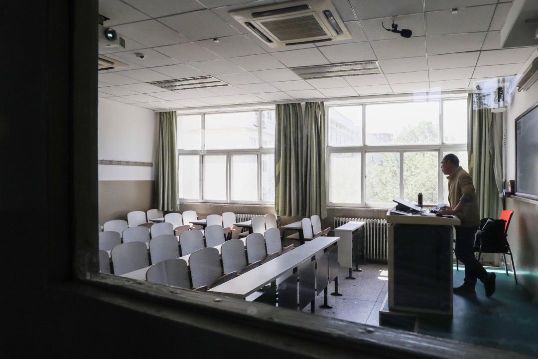 2020年4月20日,中国北京,北京科技大学一名老师正在进行网上授课。