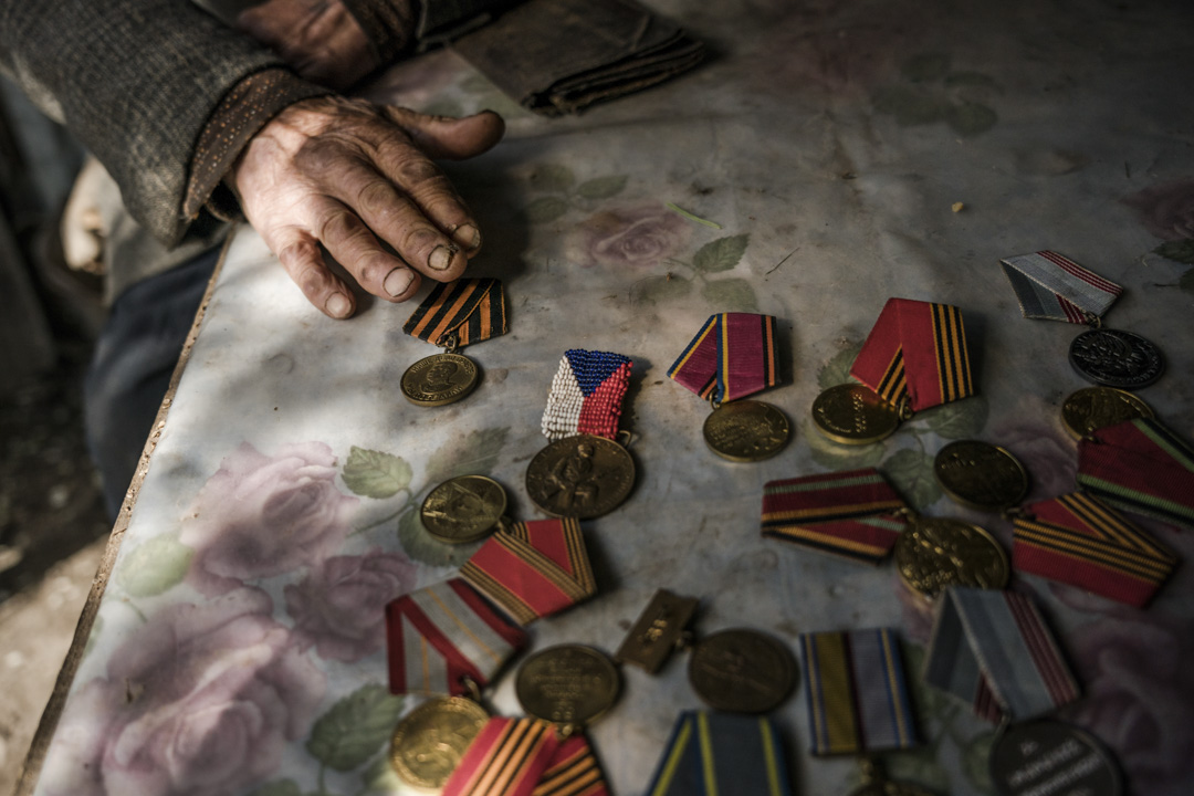 2022年5月9日,烏克蘭一名99歲的二戰老兵展示他所獲得的的徽章。