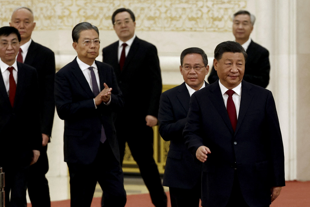2022年10月23日，新一屆中共中央政治局常委步進記者會現場。