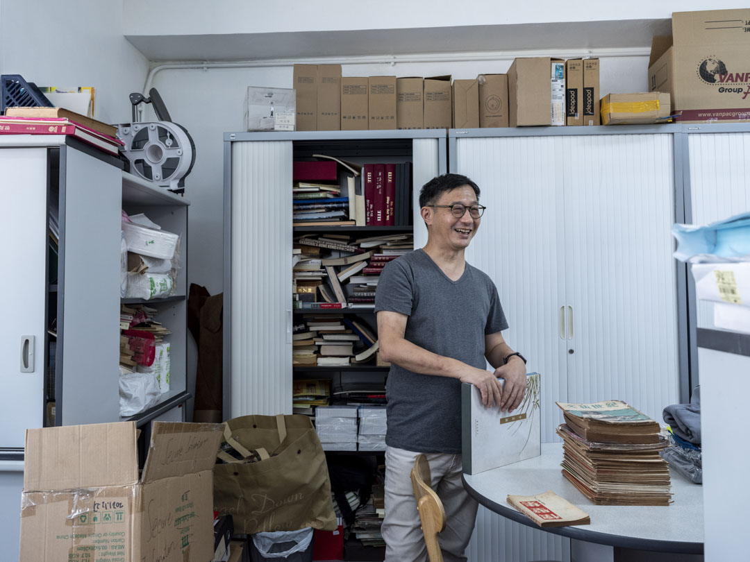 同事知道葉文琪惜書,看見保存狀態良好的舊書會替他留起,舊書填滿了葉文琪的辦公室的一角。