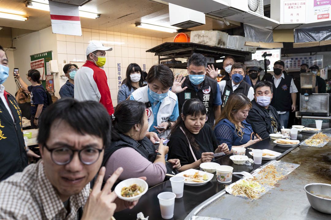 2022年11月22日，台北市市長候選人黃珊珊到景美夜市掃街拜票，走入一間食肆派發宣傳品。