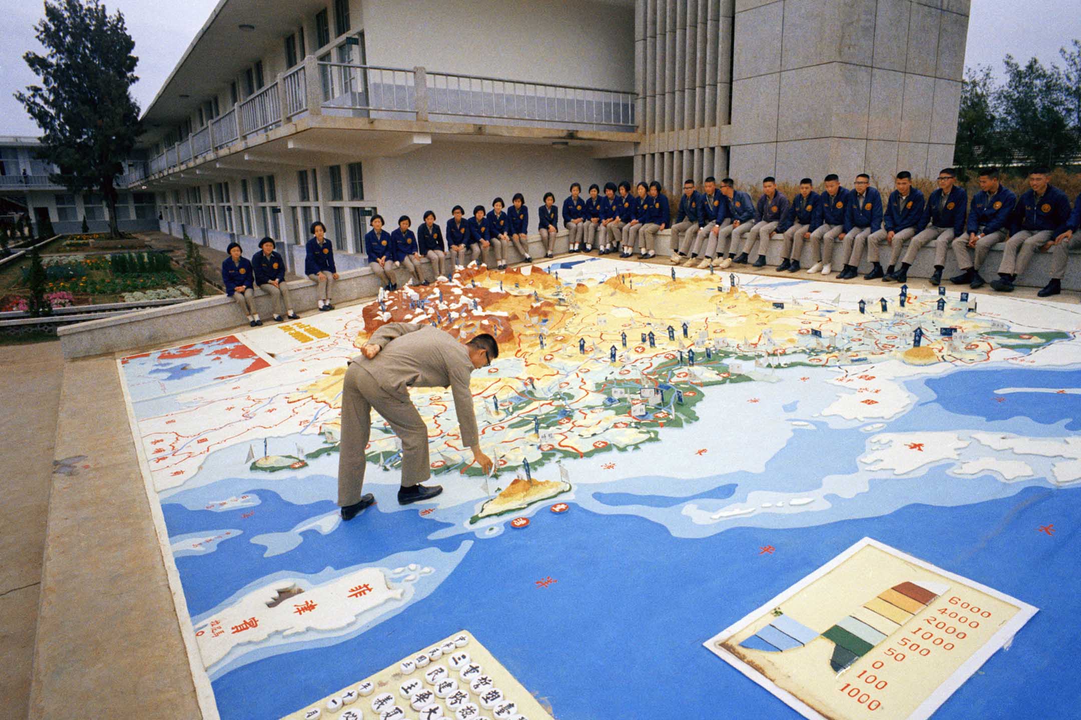 1972年4月,金門中學的學生圍坐在大型地圖旁上政治課。
