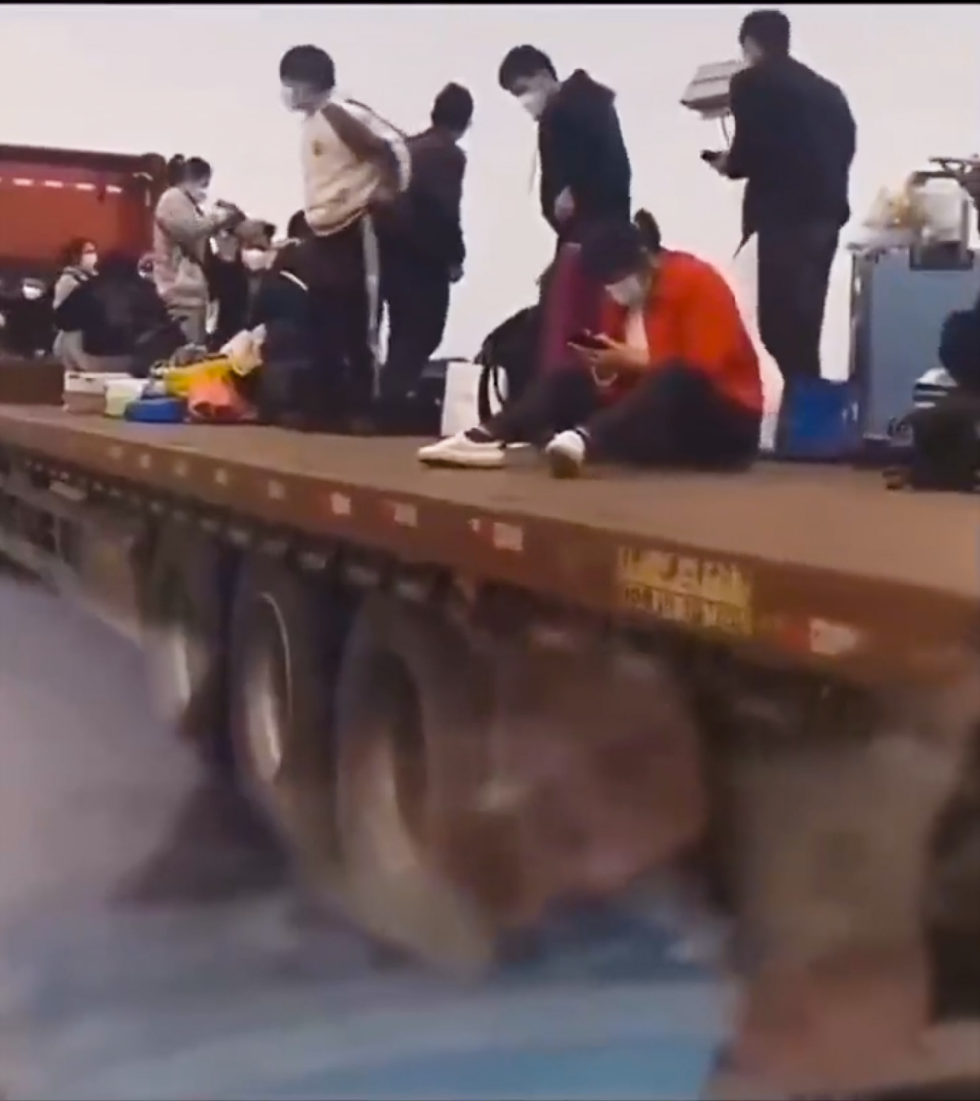 中國河南鄭州,逃離富士康廠區的員工在公路截下順風車回家。