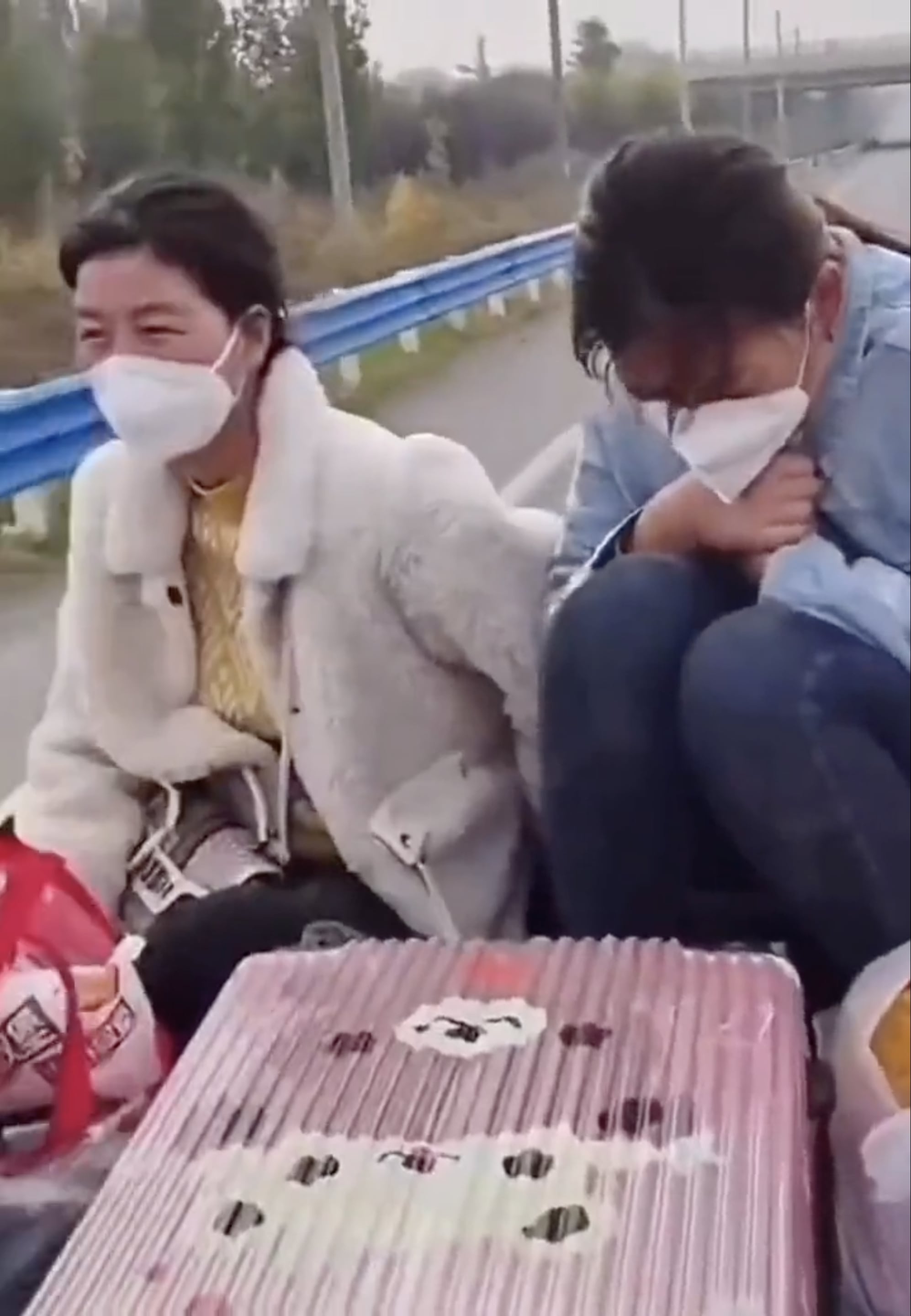 中國河南鄭州,逃離富士康廠區的員工在公路截下順風車回家。