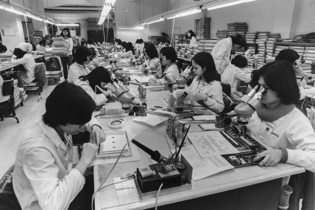 1980年,香港一間電子廠的日常工作情況。