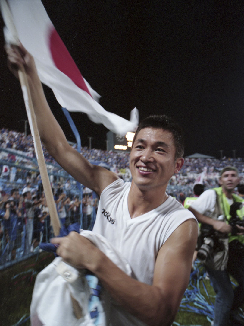 1997年11月16日,日本以3-2战胜伊朗,出线法国世界杯,三浦知良举著国旗庆祝。