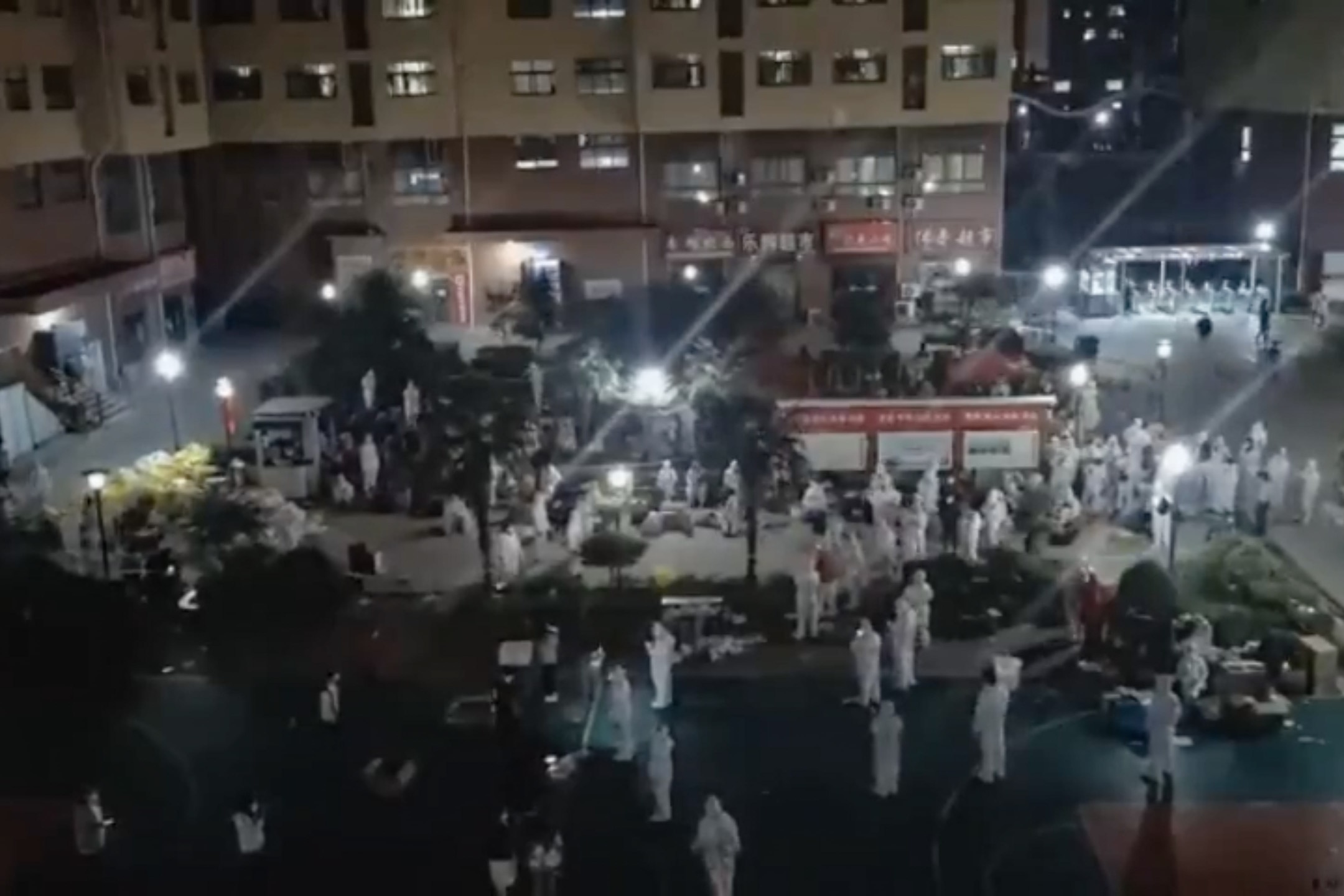 中國河南鄭州,大批防疫人員進入富士康廠區。