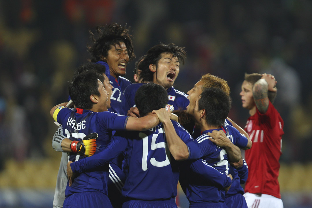 2010年6月24日,南非世界杯,日本队击败丹麦队后,球员兴奋庆祝胜利。