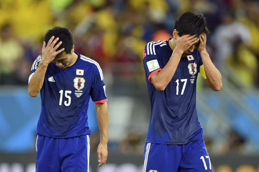 2014年6月24日,巴西世界杯 C 组,日本败给哥伦比亚后球员表现沮丧。
