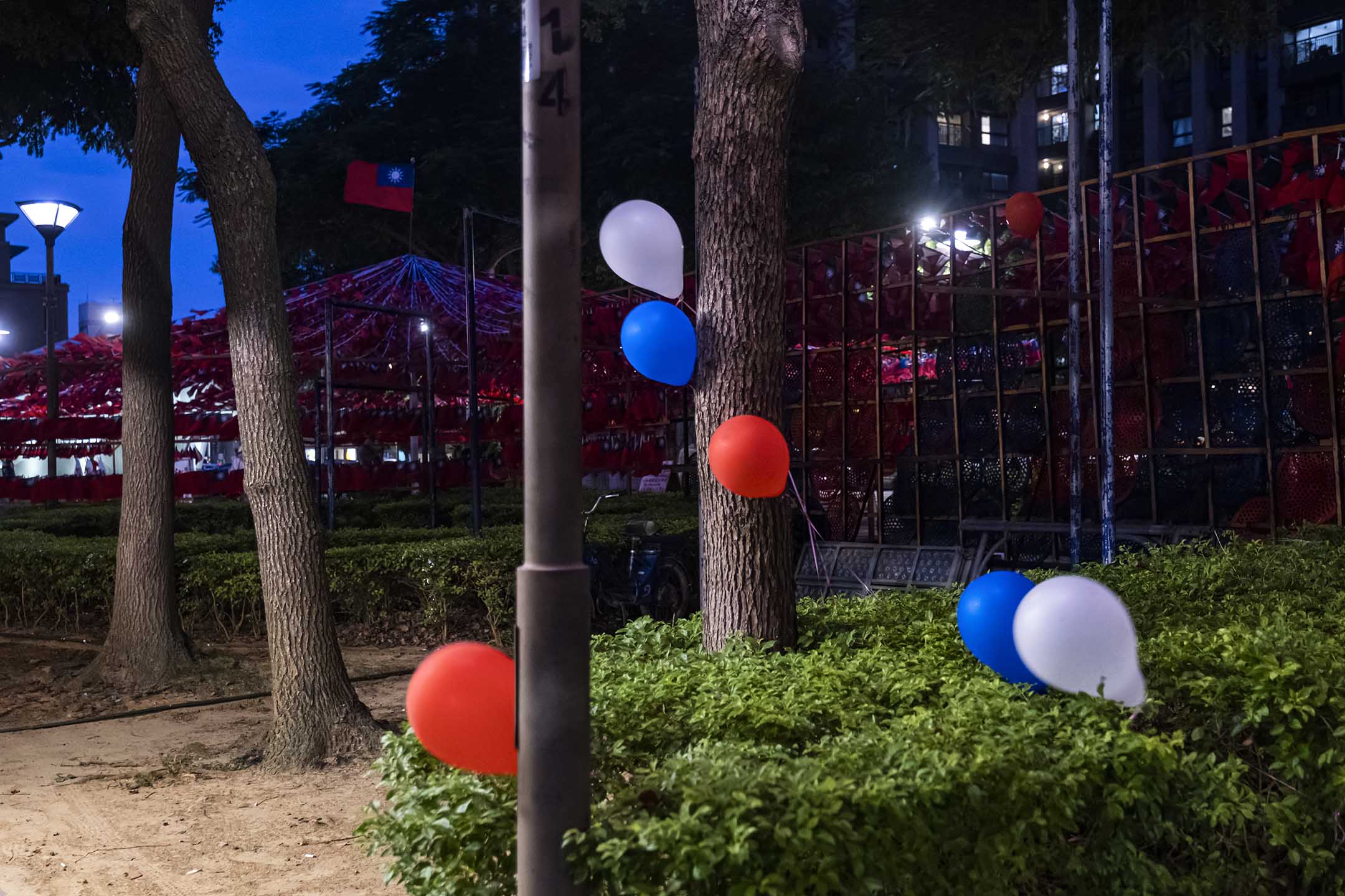 2022年10月9日,桃園,雙十節期間,公園内掛上一些氣球。