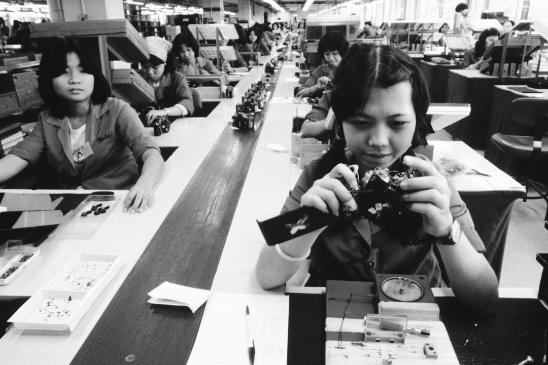 1980年,新加坡的相機廠,女工正在進行組裝工作。
