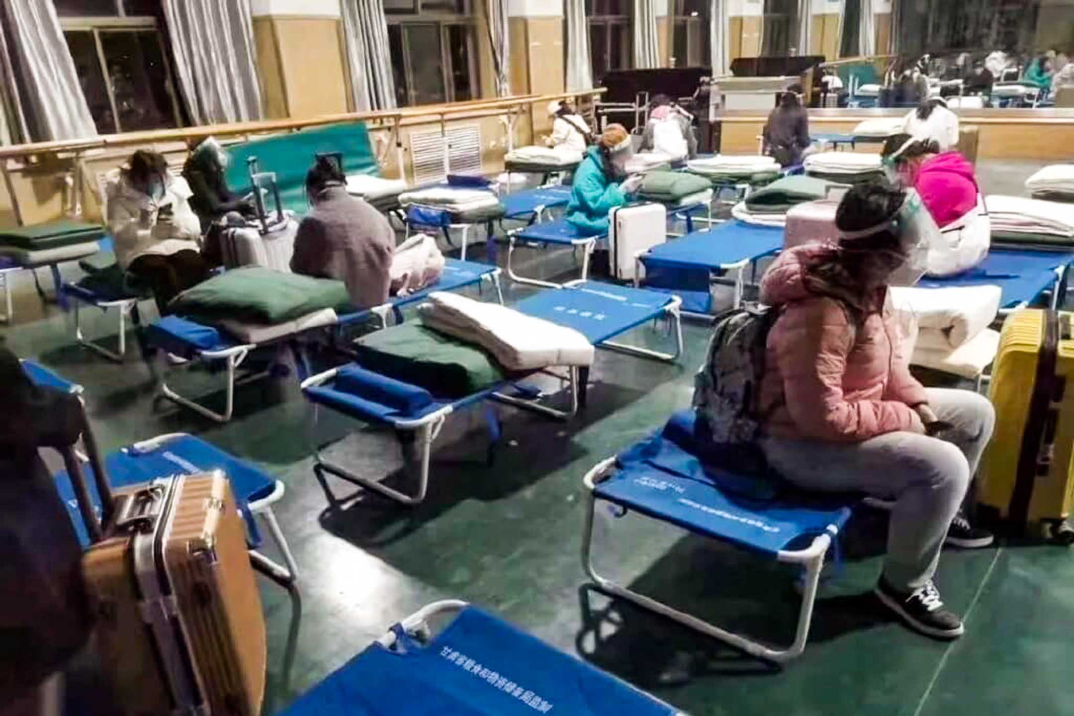 甘肅蘭州文理學院爆發疫情，列為高風險區遭封校，學生在教室隔離。