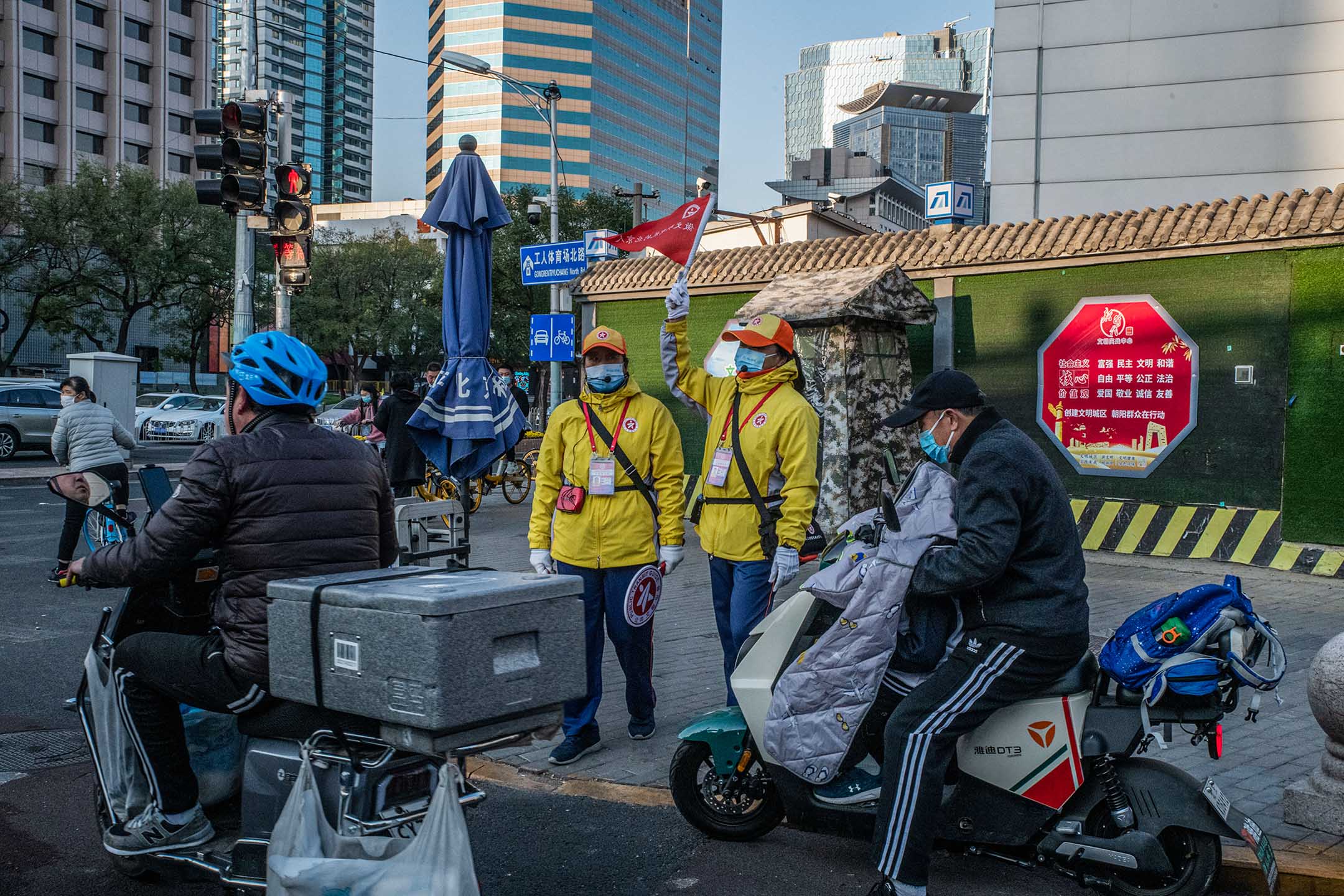 2022年10月24日,北京,一個十字路口的「公共文明引導員」。