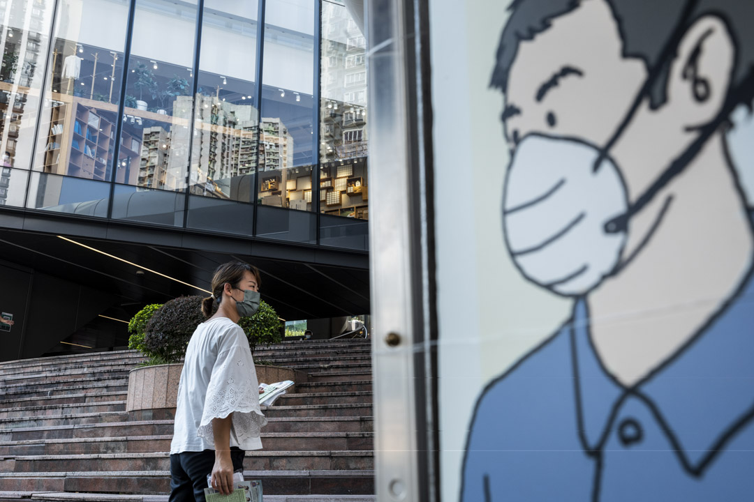 萧倩文与工友们在葵芳摆街展,向途人派传单宣传工业安全。