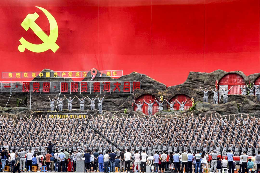 2018年6月29日,中國陝西延安黃河壺口瀑布風景區,身著紅軍制服的參與者表演「黃河大合唱」,以慶祝即將到來的中國共產黨成立97週年。