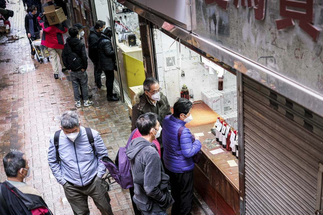 水货客在贸易行外四处比价,买好化妆品或烟酒后便一路穿梭到拱北交货。