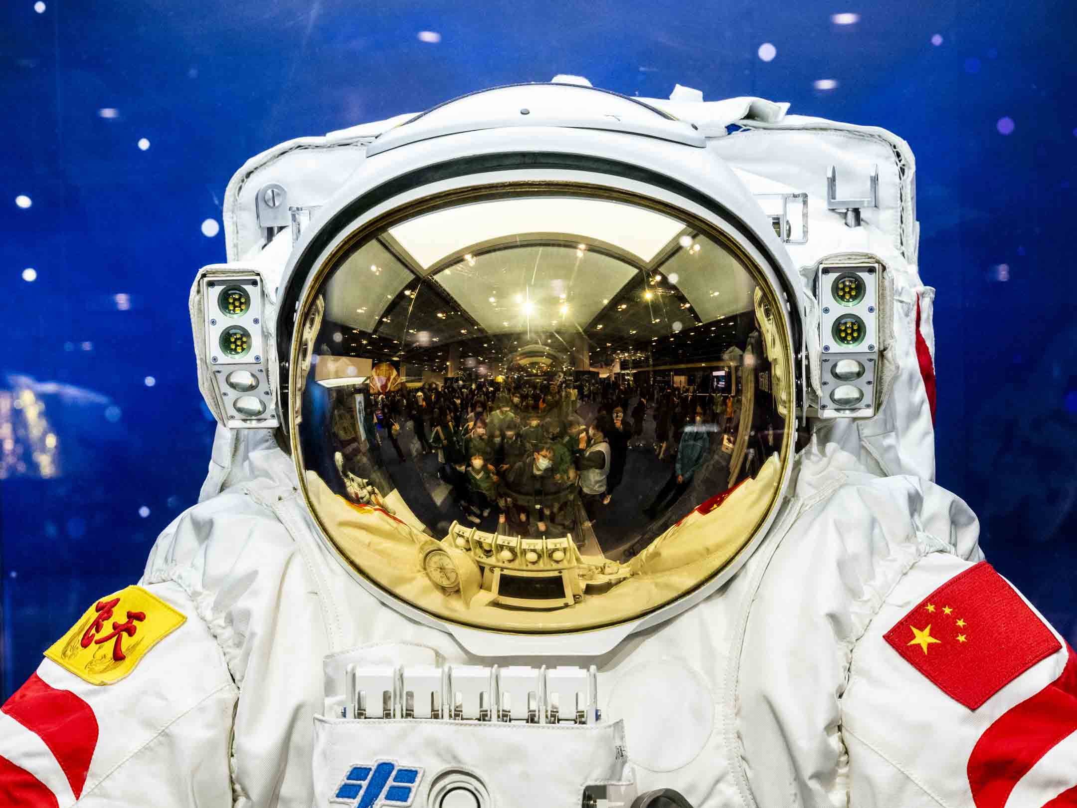 2022年12月6日,小学生在创科博览 2022会场欣赏中国太空人的模型。摄:林振东/端传媒