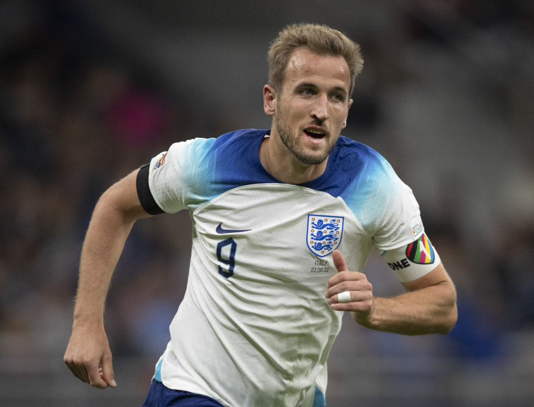 2022年9月23日,意大利米蘭上演歐洲足協國家聯賽英格蘭對意大利的球賽,英格蘭隊長哈利簡尼戴上反歧視的「One Love」彩虹臂章。