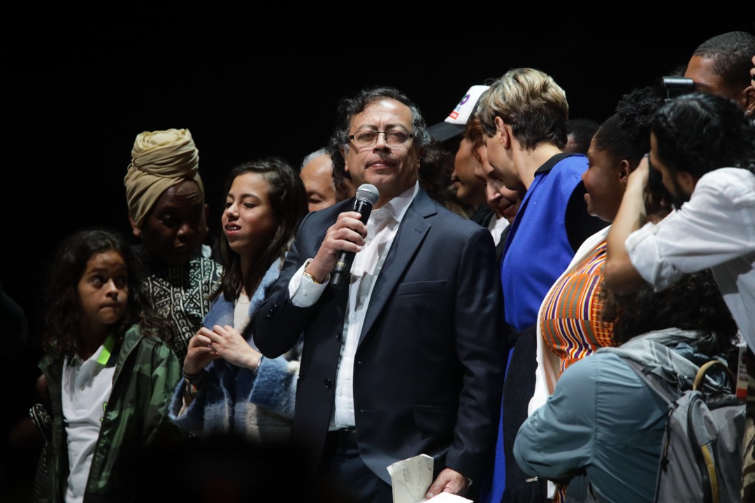 2022年6月19日,哥伦比亚首都波哥大,大选投票结束,贝德罗(Gustavo Petro,中)在选举集会上宣布当选,成为哥伦比亚七十年现代史上第一任的左翼总统。