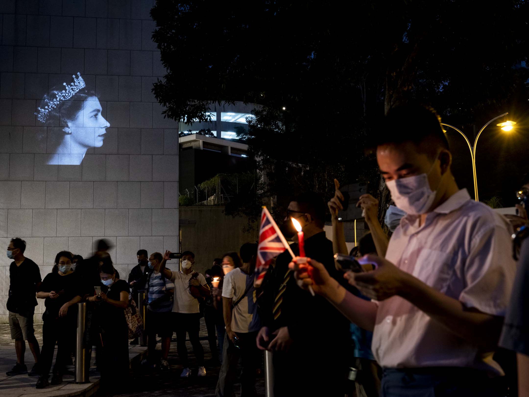 2022年9月19日,民众到英国驻香港总领事馆外献花悼念英女王伊莉莎白二世逝世。摄:林振东/端传媒