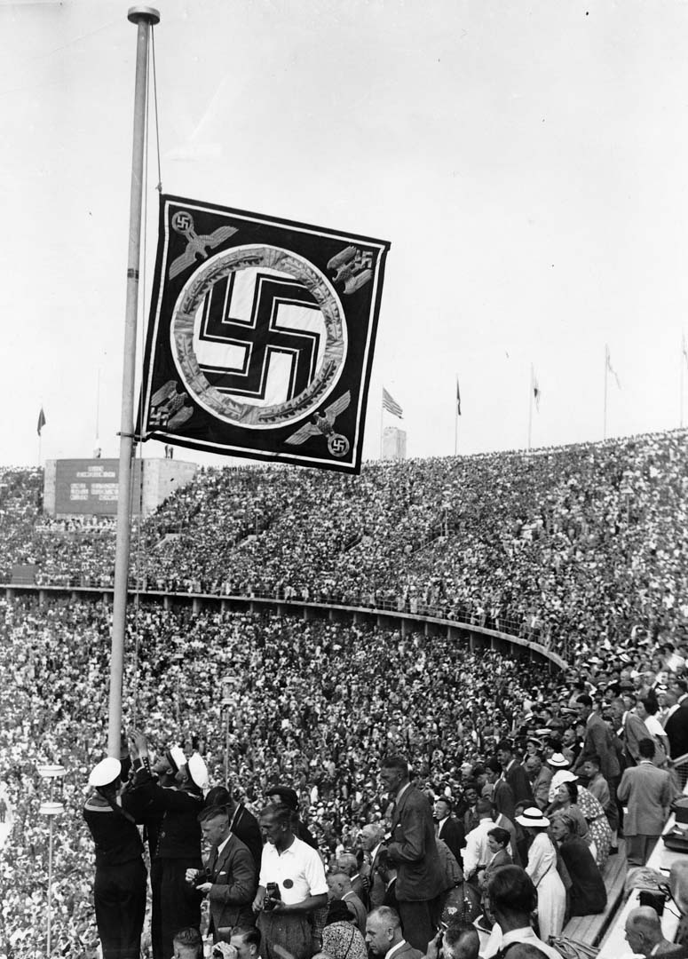 1936年柏林奧運會,場館內懸掛著納粹旗幟。