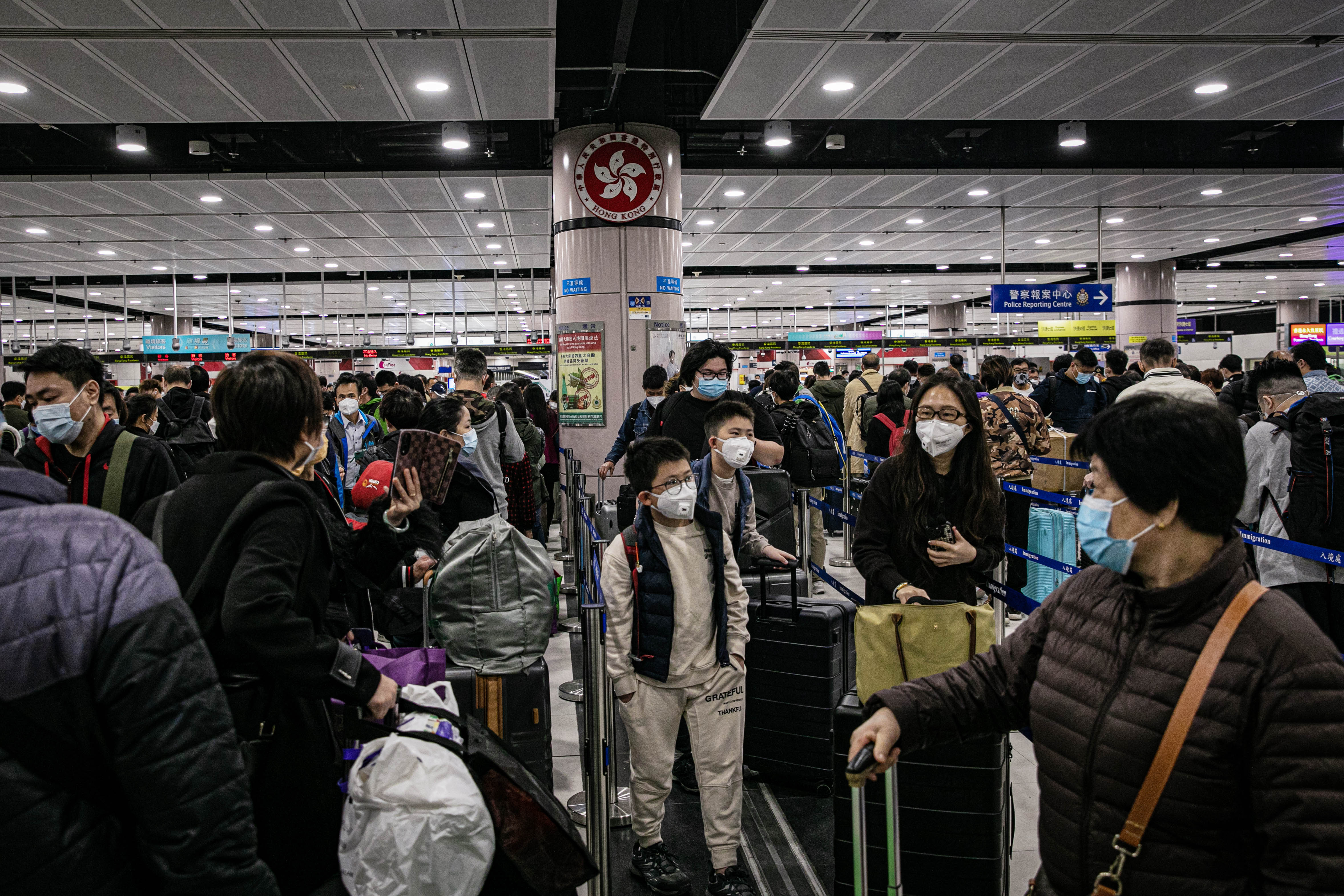 2023年1月8日,香港落马洲口岸,大批市民于早上等待过关。