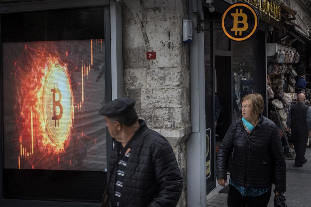 2021年10月,土耳其伊斯坦堡街头一家Bitcoin交易所。