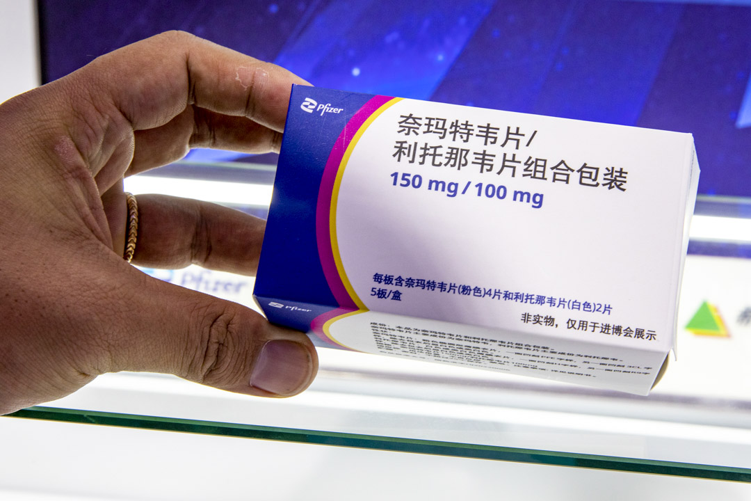 辉瑞在2021年末研发出全球首款covid特效药Paxlovid,是口服小分子药物,每次服用一颗100毫克白色的利托那韦(Ritonavir)和两颗150毫克淡粉色奈玛特韦(Nirmatrelvir)药片。